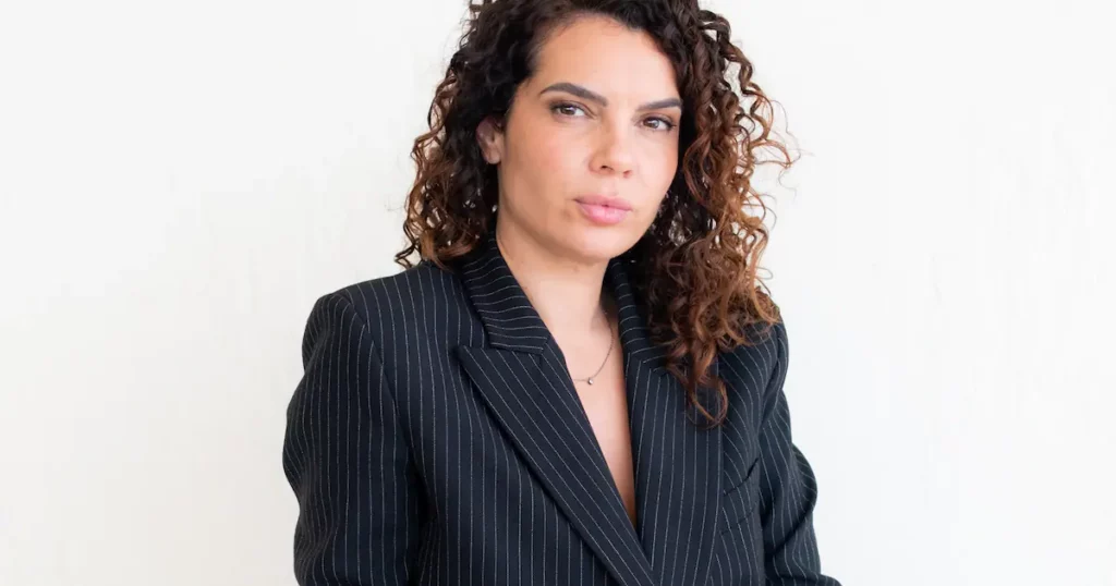 Madame la Présidente : quand les boucles reprennent le pouvoir