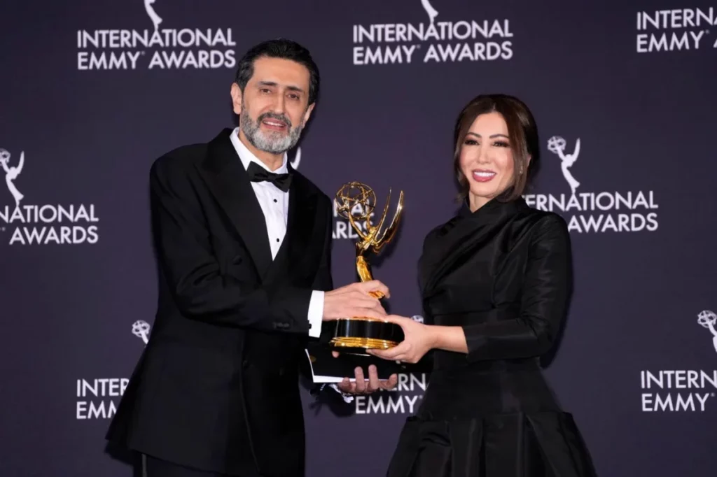 Victoire Historique : La Journaliste Algérienne Fayrouz Ziani Remporte un International Emmy Award pour son Reportage sur Gaza