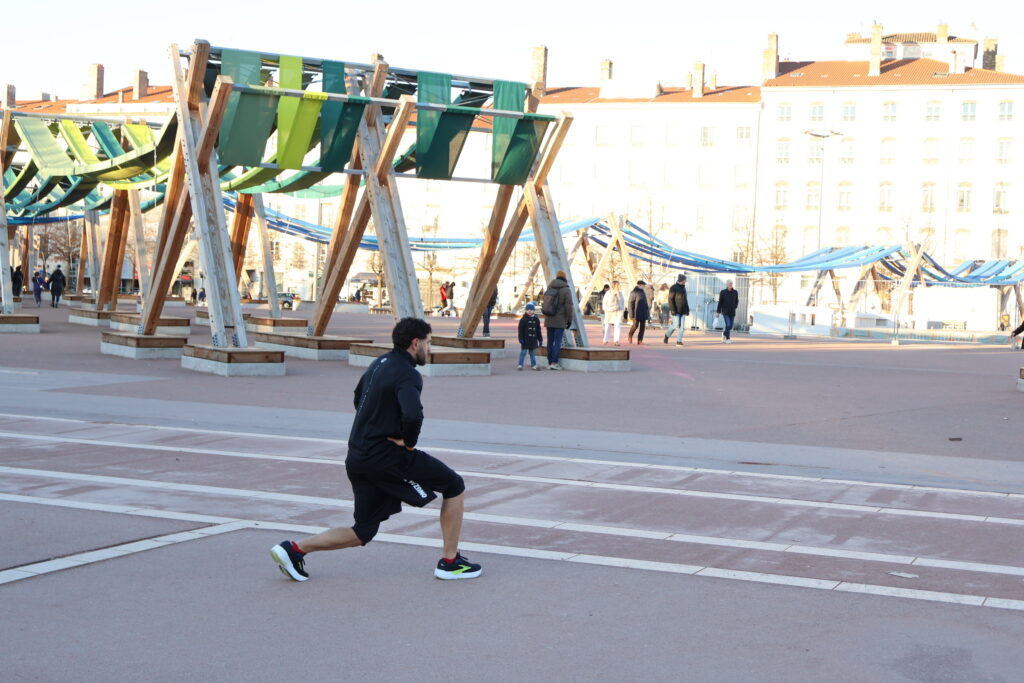 Mael (@leam.wno) traverse Lyon en fentes pour le Soudan : un exploit de 5 km porté par la solidarité