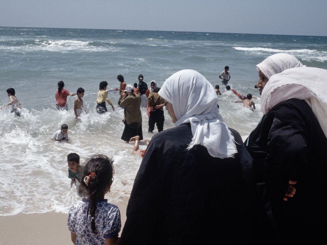 Femmes et enfants sur une plage de Gaza, photographie de Joss Dray exposée à l'Institut du monde arabe