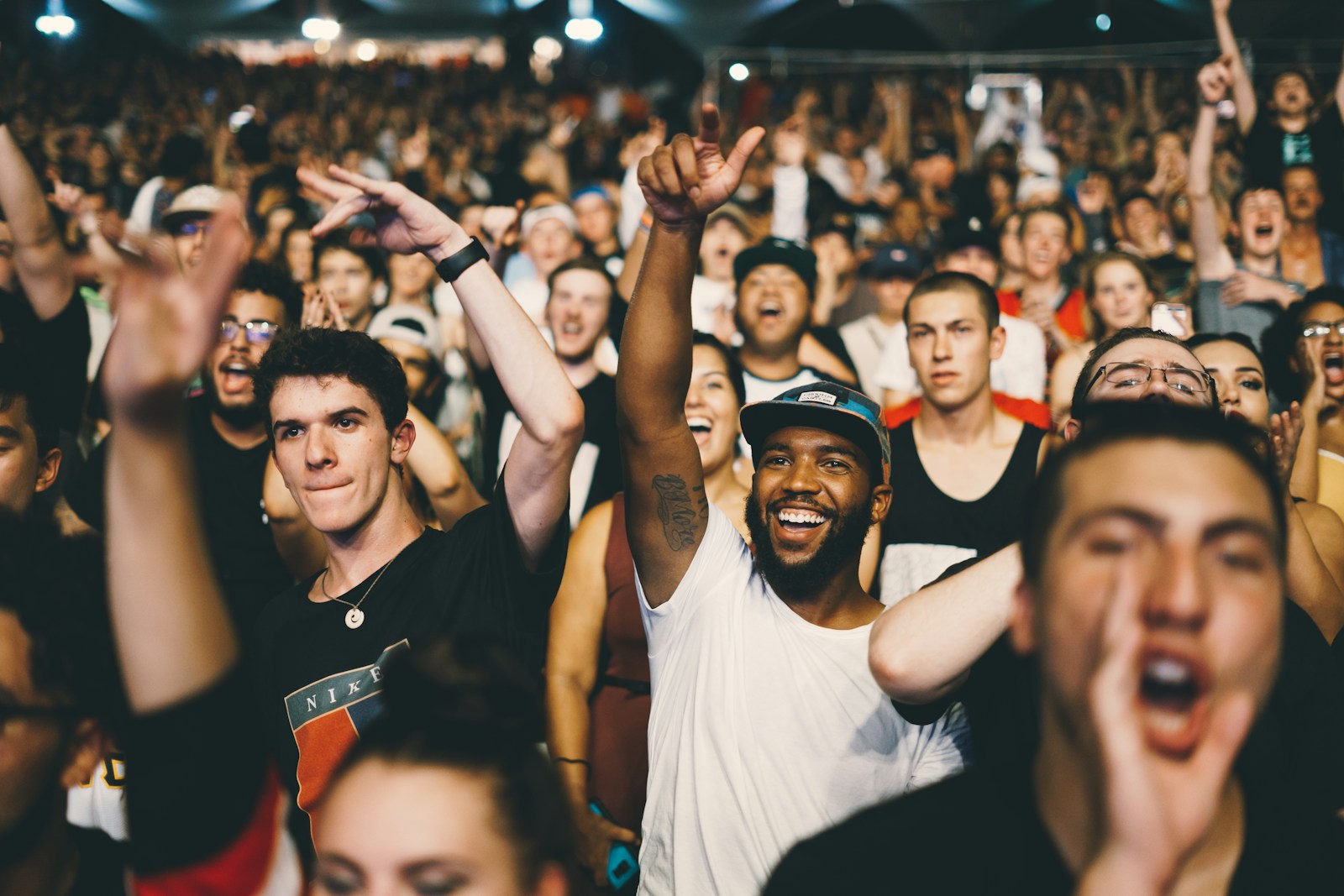 Public enthousiaste dans une salle de concert